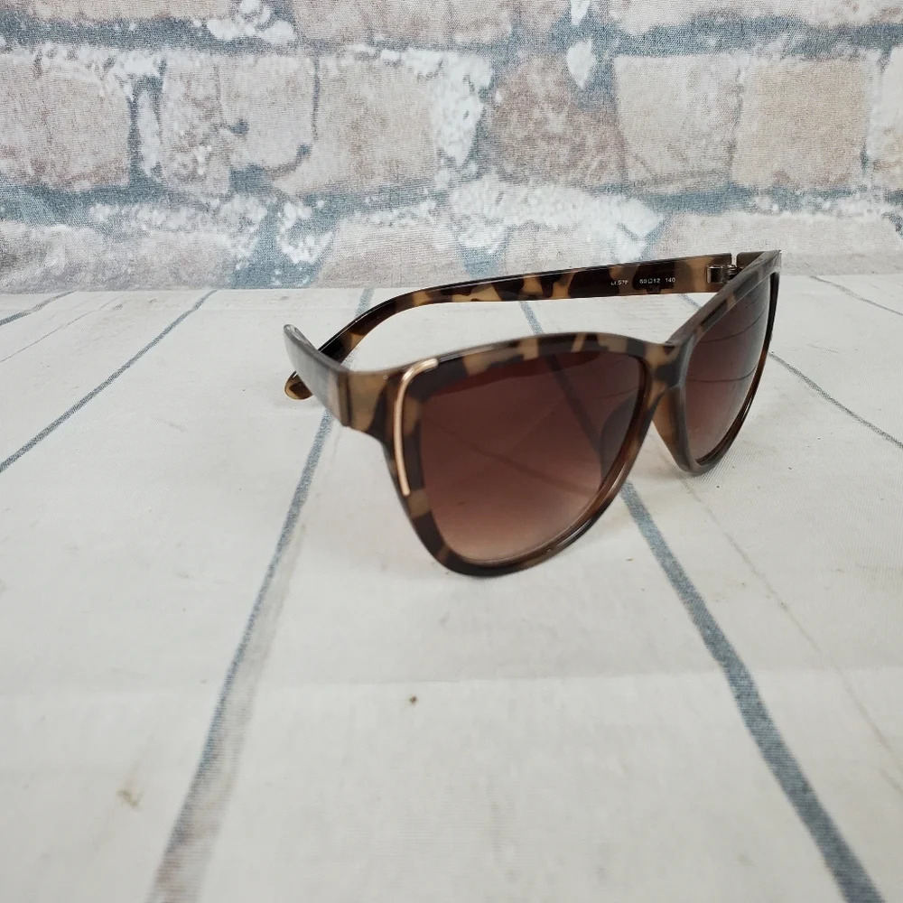 Kenneth Cole Reaction Brown Tortoise Shell Sunglasses - Picture 2 of 14